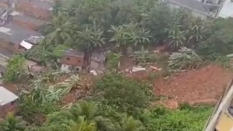 Homem fica soterrado após deslizamento de casas em Saramandaia