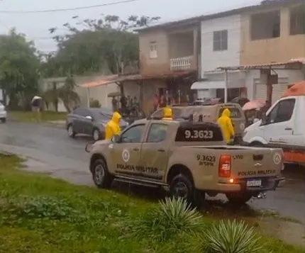  Adolescente desaparece após cair em bueiro durante forte chuva em Dias d'Ávila