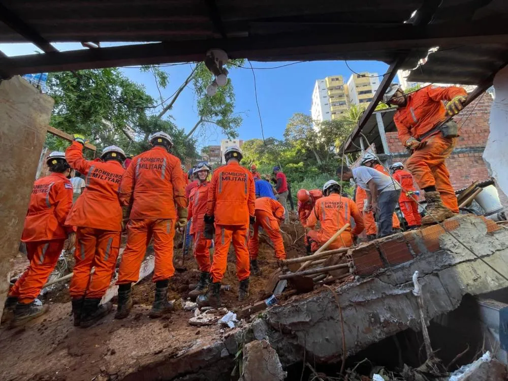 Bombeiros seguem nas buscas pelo rapaz soterrado em Saramandaia após 36h