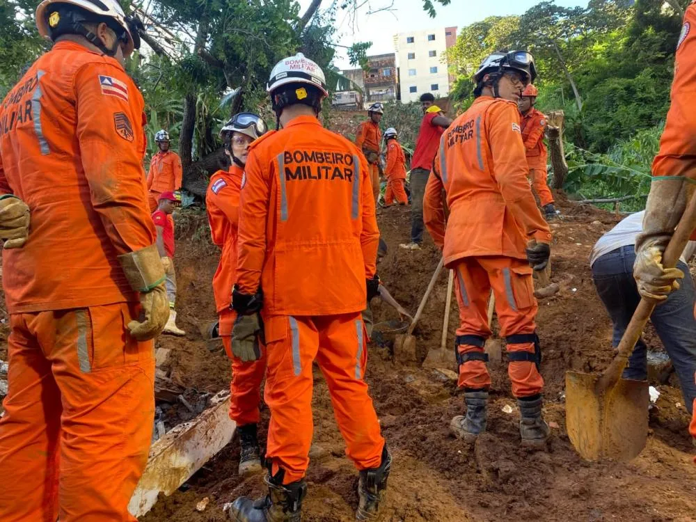 Bombeiros encontram corpo de jovem soterrado em deslizamento no bairro de Saramandaia 