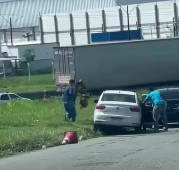 Homem é sequestrado após ser abordado por homens armados na BR-324