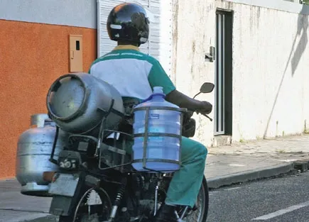 Transporte de botijão de gás em moto é aprovado pela CCJ da Câmara 