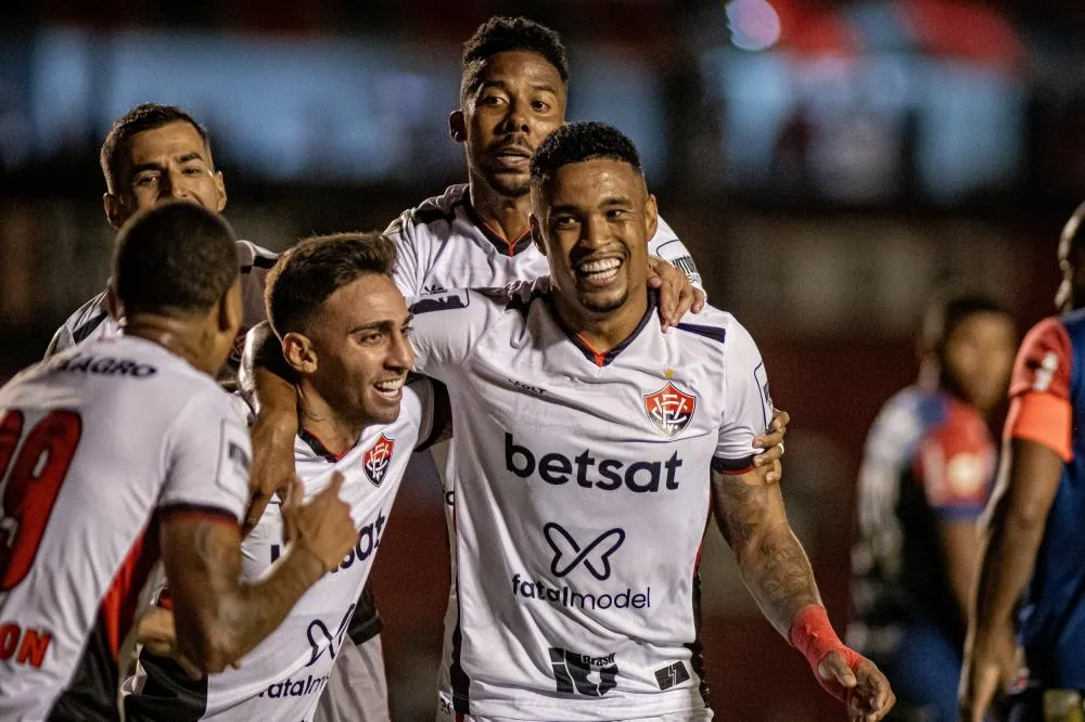 Vitória vence o Fortaleza, elimina risco de rebaixamento e mira Sul-Americana