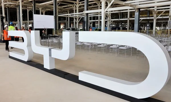 BYD confirma atraso em obras e produção de carros só começará em março de 2025