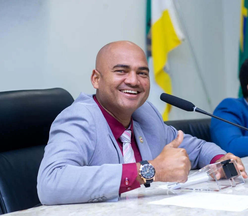 Neném de Dadinho celebra apoio de vereadores em participação no programa É do Povo 