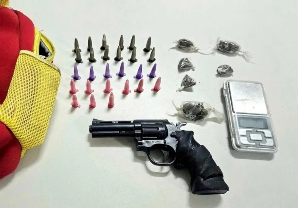 Policiais da 36ª CIPM apreendem drogas e simulacro de arma em Dias d’Ávila