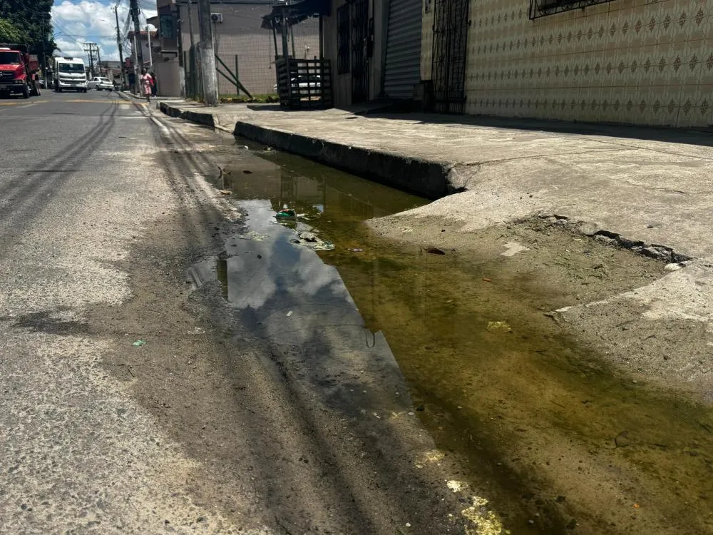 Esgoto a céu aberto na Rua Laurindo Régis provoca transtornos para moradores e pedestres