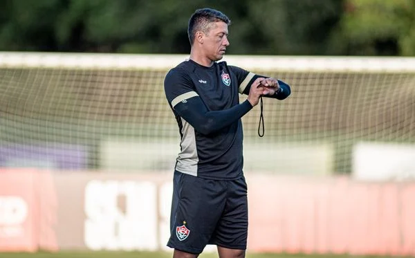 Vitória encaminha renovação de contrato com técnico Thiago Carpini