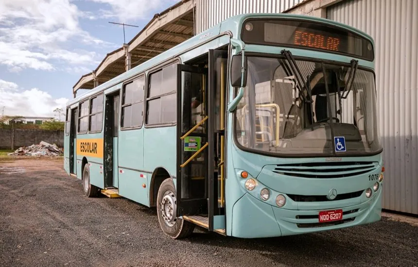 Estudante fica gravemente ferido após ser empurrado de ônibus escolar em movimento 