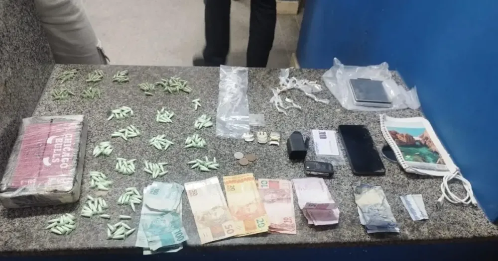 Polícia prende homem suspeito de tráfico em Simões Filho com cocaína, crack e K9