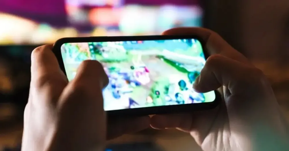 Criança de 11 anos esfaqueia pai após ser proibida de jogar no celular