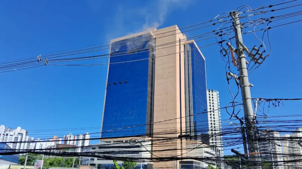 Incêndio atinge o Edifício Empresarial Thomé de Souza, em Salvador