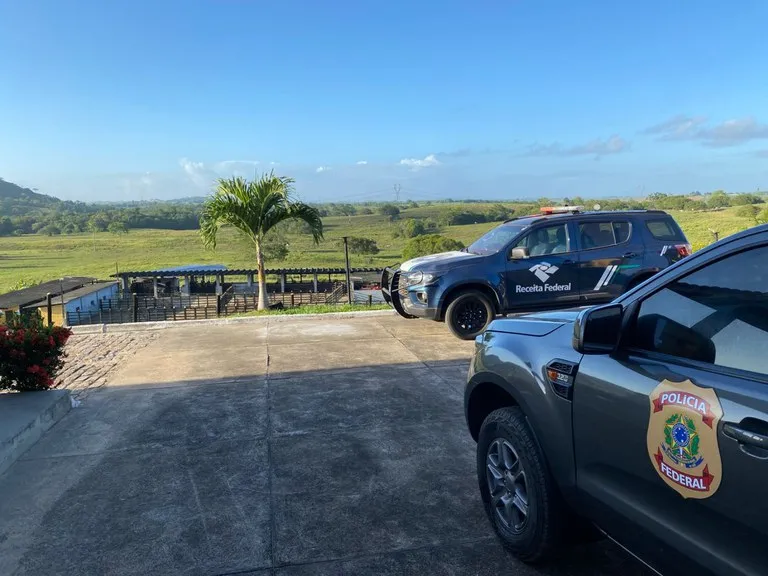 Operação “Overclean” da PF chega à Praia do Forte e mira empresário conhecido como “Rei do Lixo”