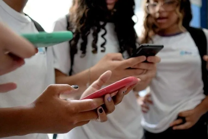 Câmara aprova projeto que restringe uso de celular em escolas