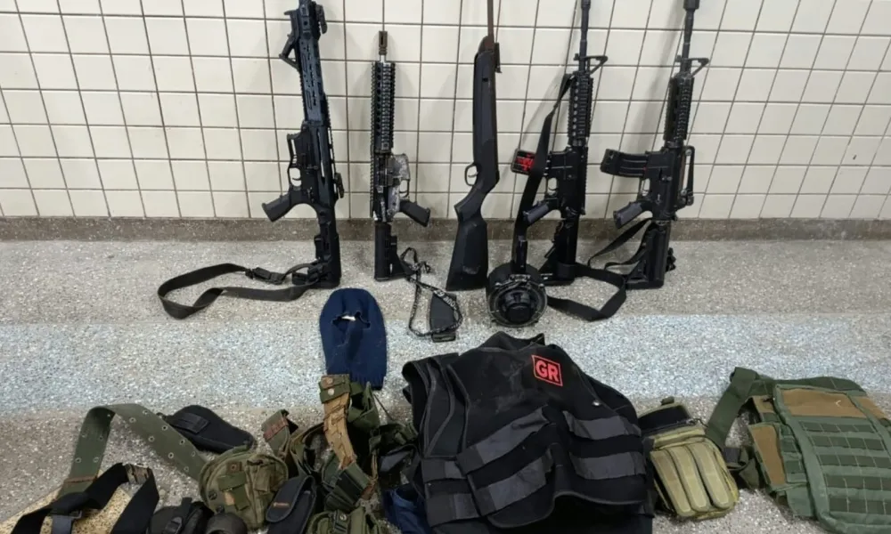 Armas de fogo, réplicas de fuzil e munições são apreendidas pela PM em Lauro de Freitas