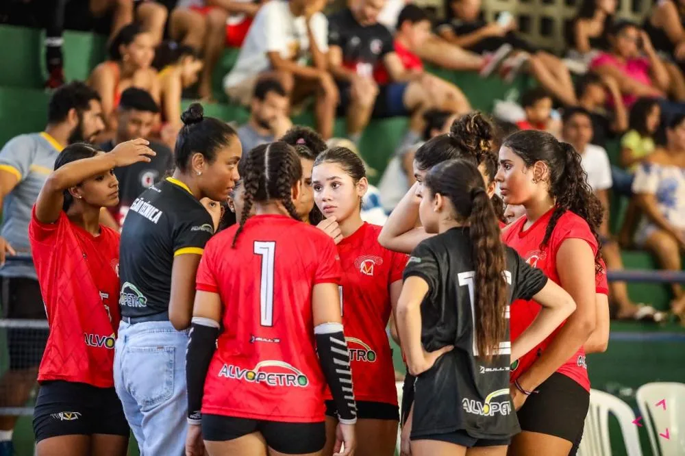 Clube de Voleibol de Mata de São João exibe documentário e premia atletas