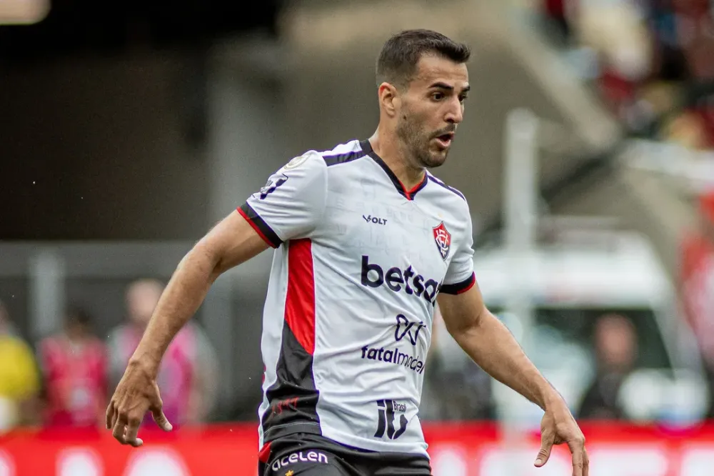 Vitória anuncia renovação de contrato com Raul Cáceres