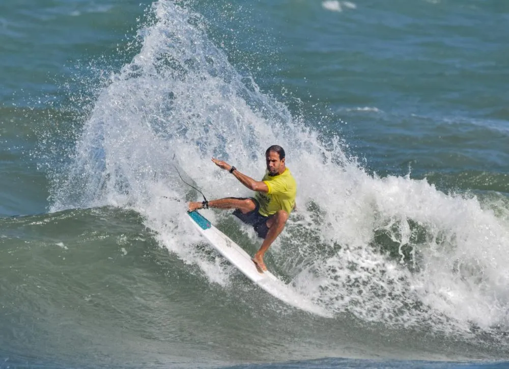 Surfistas da Praia do Forte brilham na abertura da 3ª etapa do Tivoli Triple Crown