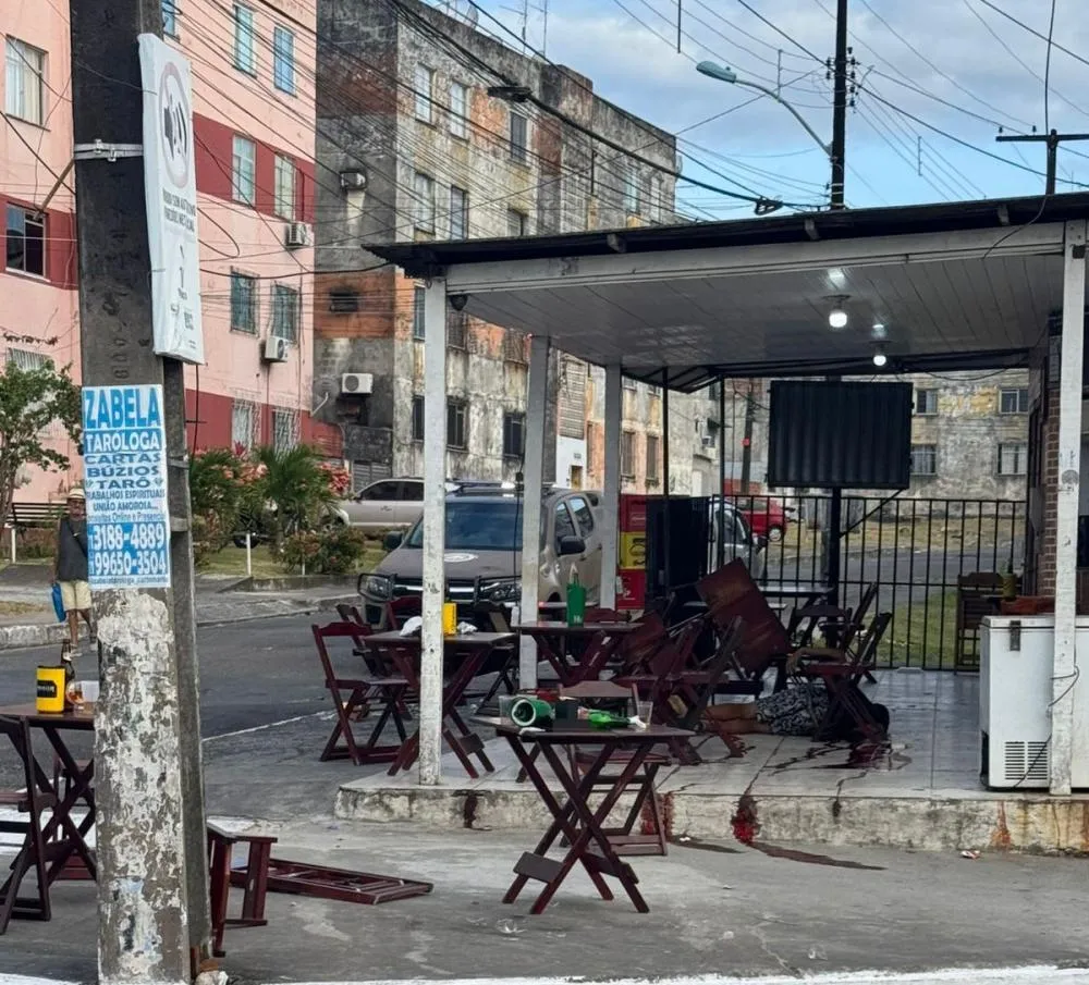 Jovem é assassinado dentro de bar em Camaçari