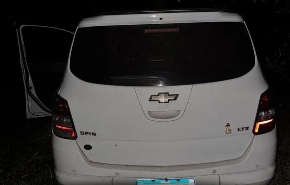 Polícia recupera veículo roubado após suspeitos fugirem durante abordagem em Dias d'Ávila