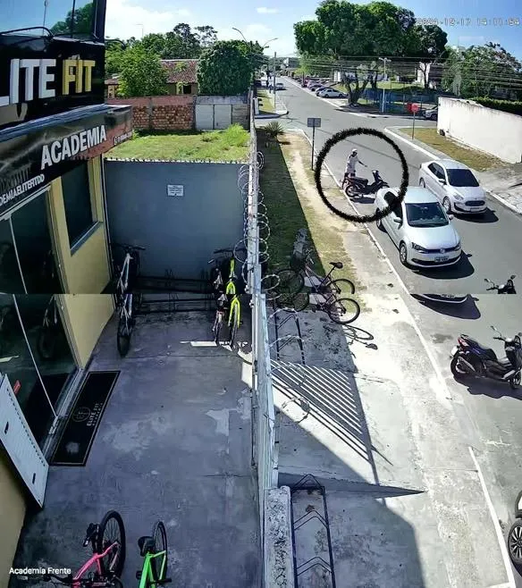 Câmera de segurança flagra furto de motocicleta em Dias d’Ávila