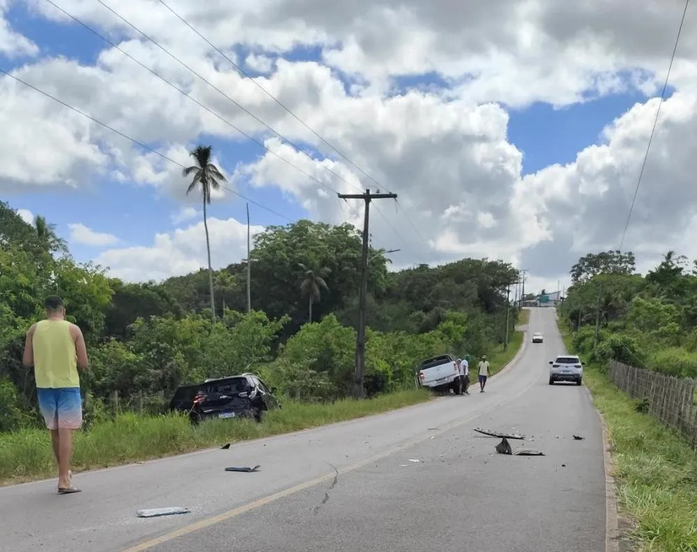 Colisão entre veículos é registrada na BA-512, em Mata de São João
