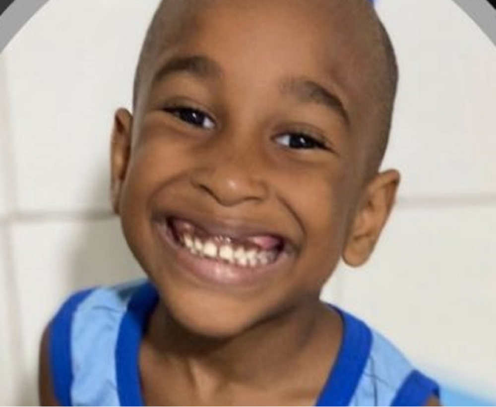 Criança de 5 anos morre após ser atingida por bala perdida em Lauro de Freitas