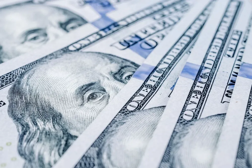 Dólar cai para R$ 6,12 com intervenção do BC e aprovação de pacote