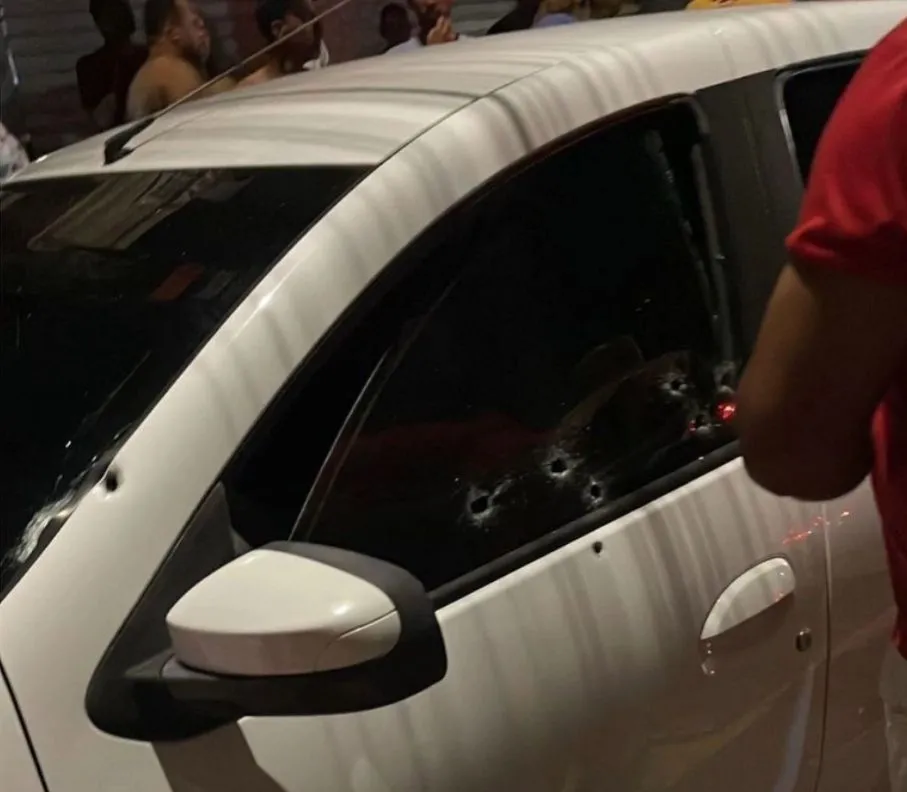 Homem é morto a tiros dentro de veículo em Camaçari
