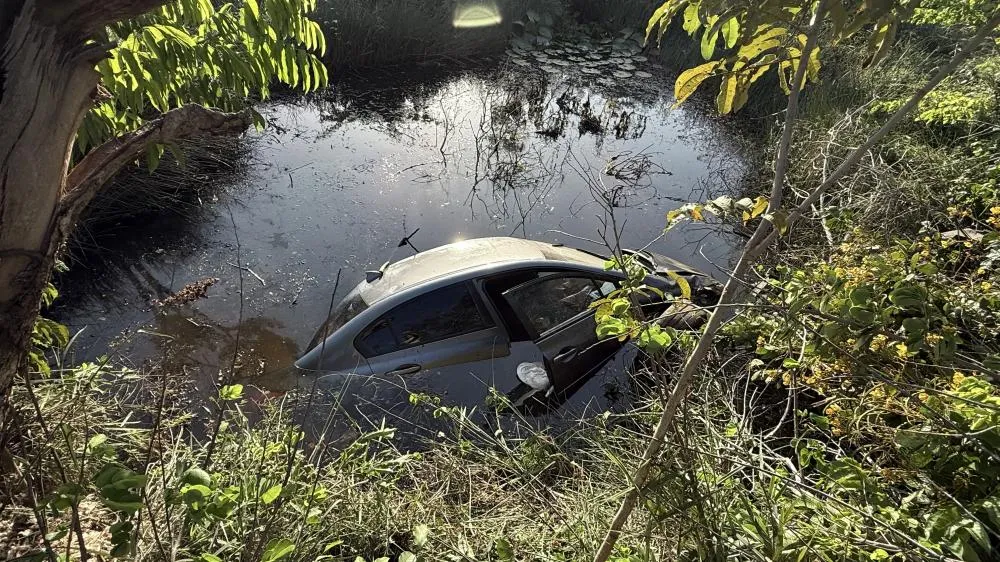 Carro capota e cai em lagoa após desviar de caminhão na Linha Verde, em Mata de São João