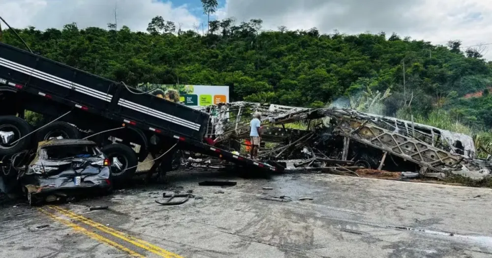 Ônibus, carreta e carro se envolvem em colisão e deixam 22 mortos