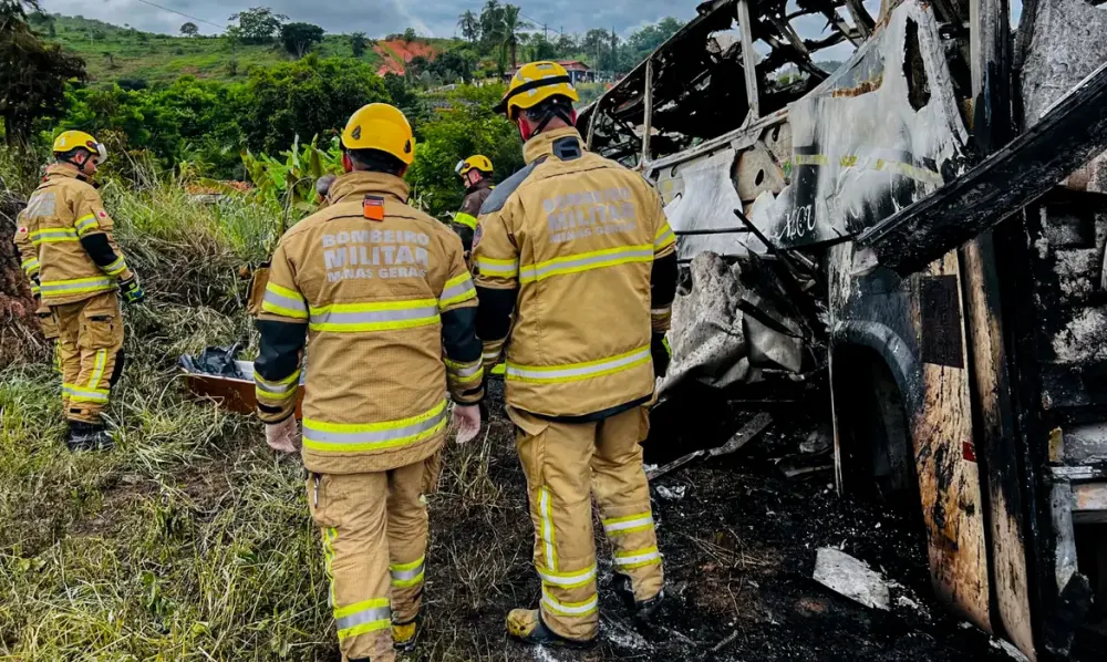 Mortes confirmadas no acidente em rodovia de Minas chegam a 41 