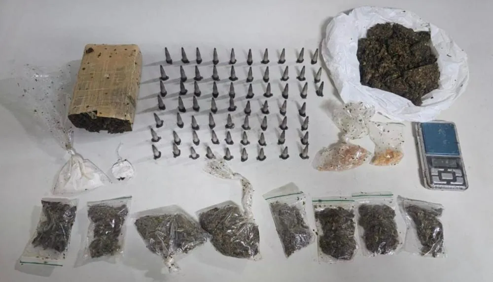 Polícia Militar apreende drogas após fuga de criminosos em Dias d’Ávila