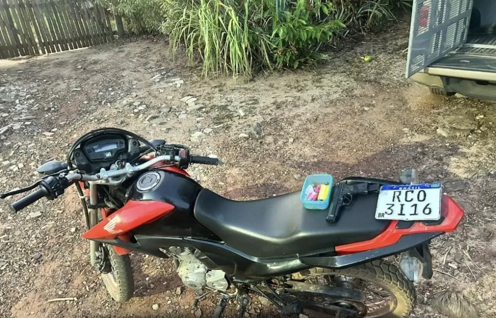 Operação policial em Curralinho recupera moto roubada e apreende simulacro