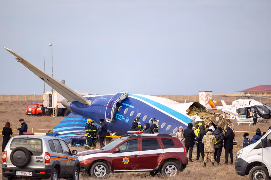 Queda de avião no Cazaquistão que matou 38 passageiros mobiliza investigações de três países 