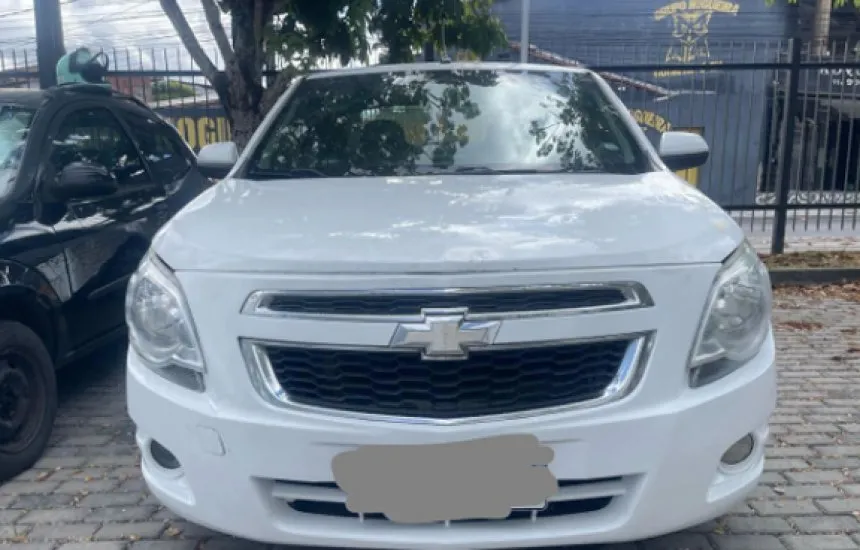 Carro roubado é recuperado pela polícia em Camaçari