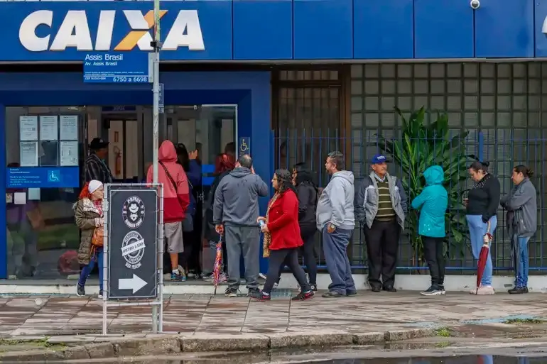 Prazo para sacar abono salarial termina nesta sexta; saiba quem tem direito