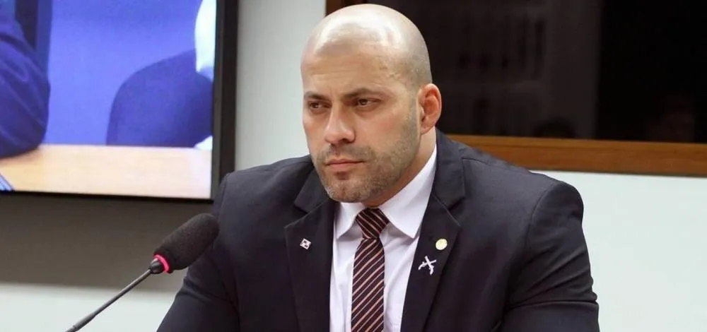 Moraes cobra explicações a Daniel Silveira por violações de medidas cautelares