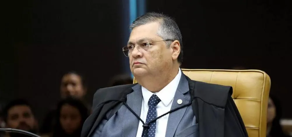 Dino libera parte das emendas bloqueadas, mas critica Câmara