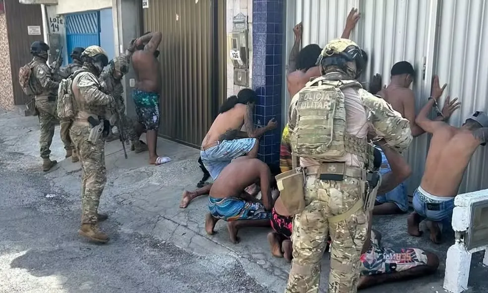 Troca de tiros entre suspeitos termina com três mortos e 11 presos em Lauro de Freitas