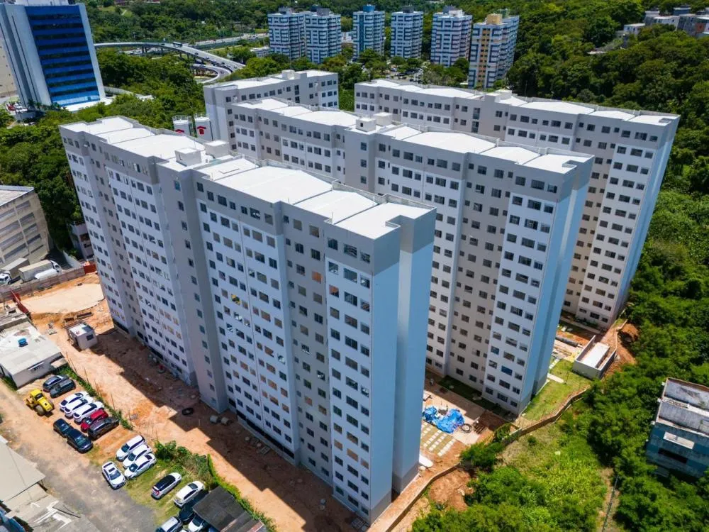 Mulher cai do último andar de prédio em Salvador