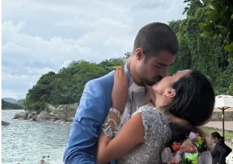 Tata Werneck e Rafael Vitti renovam votos de casamento em brincadeira na praia