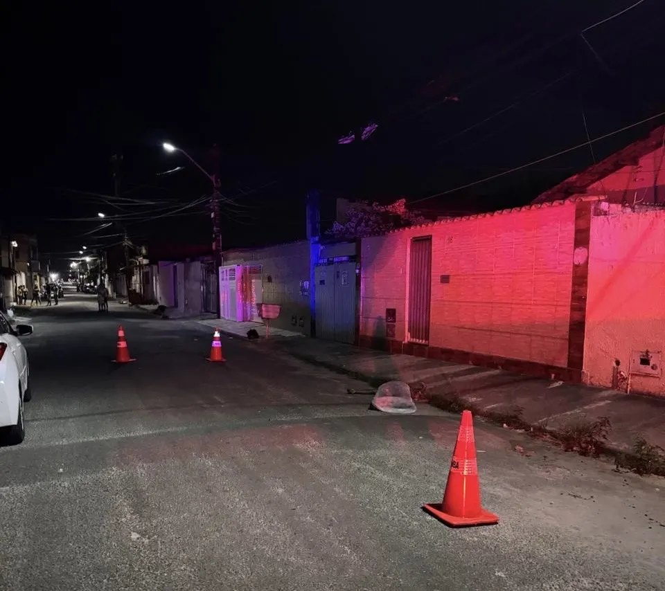 Jovem de 25 anos é morto a tiros na porta de casa em Camaçari 
