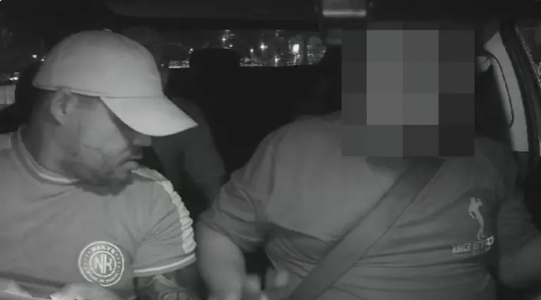 Dupla é flagrada por câmera assaltando motorista de aplicativo em Camaçari