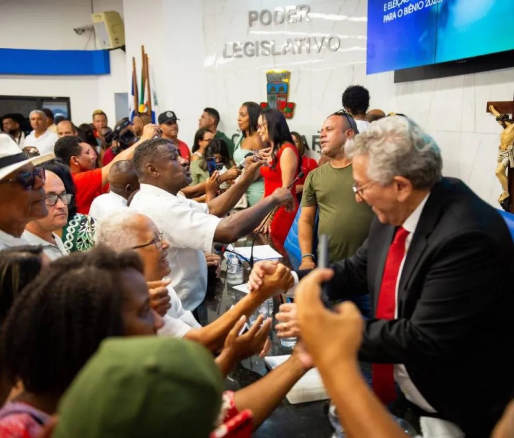 Posse de Caetano, vice e vereadores lota Câmara de Camaçari
