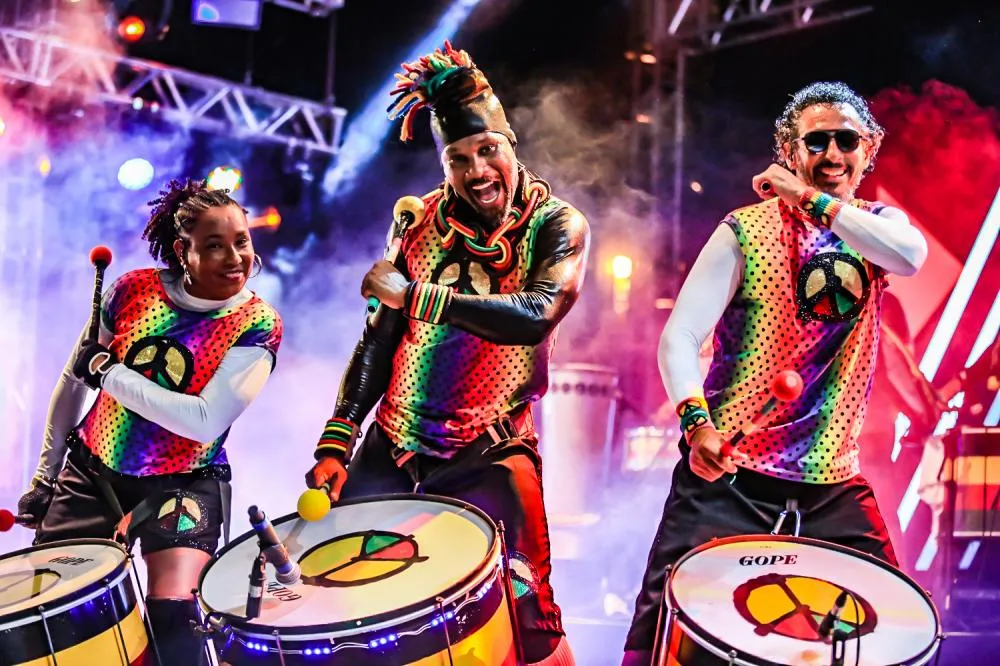 Em clima de Verão, Olodum comanda festa no Pelourinho
