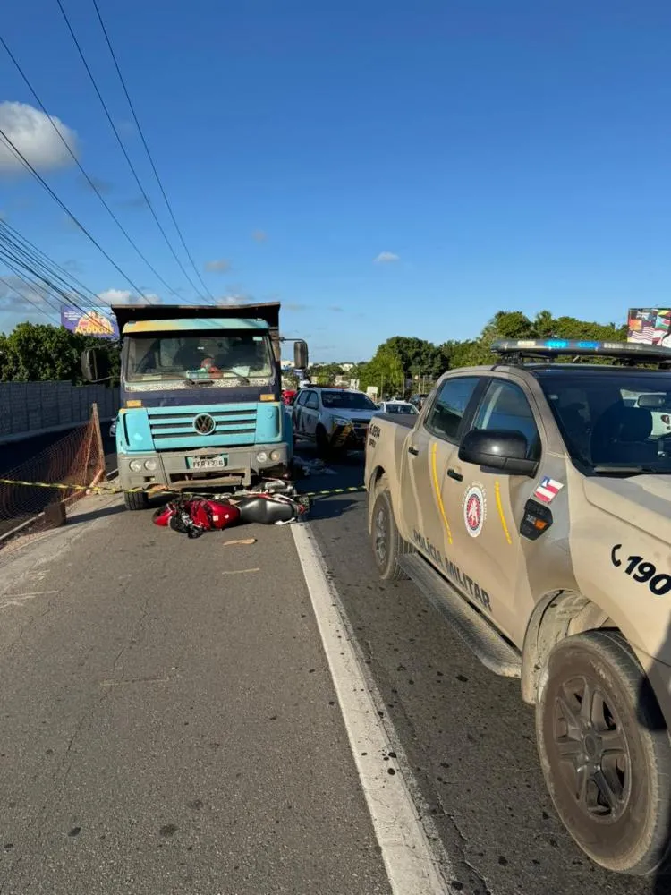 Motociclista morre ao colidir com caçamba na Estrada do Coco, em Camaçari