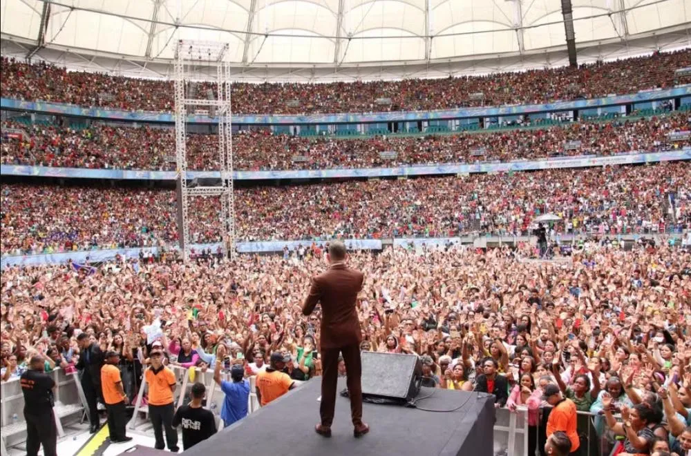 Bispo Bruno Leonardo faz show gratuito em Salvador; expectativa é de público com mais de 100 mil pessoas