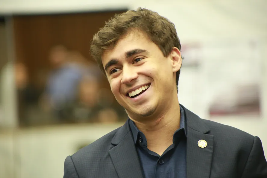 Nikolas Ferreira ironiza possível candidatura de Gusttavo Lima à presidência: 'Que cachaça é essa?