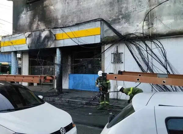 Motociclista morre após cair em fiação espalhada em rua de Pau da Lima